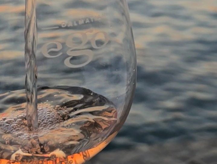 Nazdravimo prvom danu ljeta uz EGO Rosé 🩷To je vino koje nosi srcem Babića, dušom juga i šibens