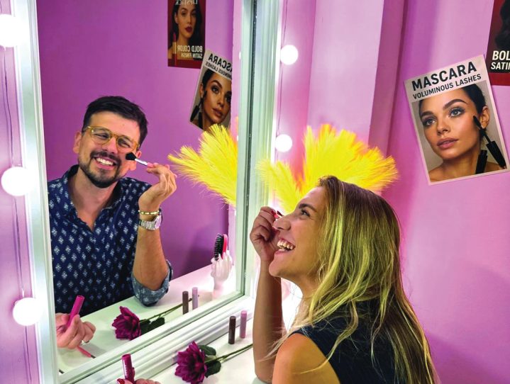 optical-illusion-fake-mirror-selfie-experience-split-Mgu1MBQuwyu10R2t